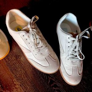 Dolce Vita Sneaker Size 9